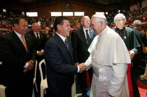 Abusivo uso de la imagen del Papa con Cartes. Fotos tomadas del Fanpage presidencial