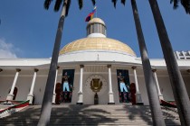 Parlamento de Venezuela aplaza sesión en medio de pugna entre poderes