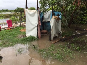 Imágenes de cómo viven los pilarenses la inundación, el agua ingresa a las viviendas, grave peligro sanitario. Fuente: Diario "Esto es Pilar"