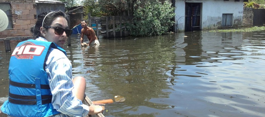 Grupos voluntarios distribuyen víveres y rescatan animales de los barrios inundados del Bañado Sur