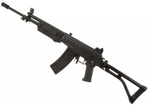 El Galil (Y Galil Ace, version latina) es uno de los rifles más hibridos que existen. Con partes de Kalashnikkova, FAL y AR-15, es un fusil extremadamente versatil, más potente y rapido que el AK-74. 