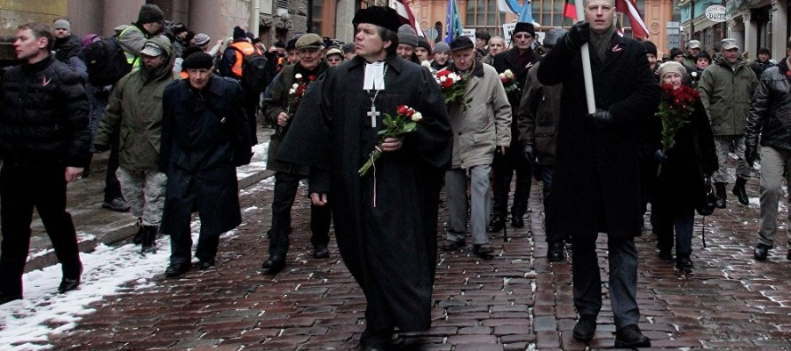 Repugnante: Veteranos nazis marchan homenajeados en Letonia