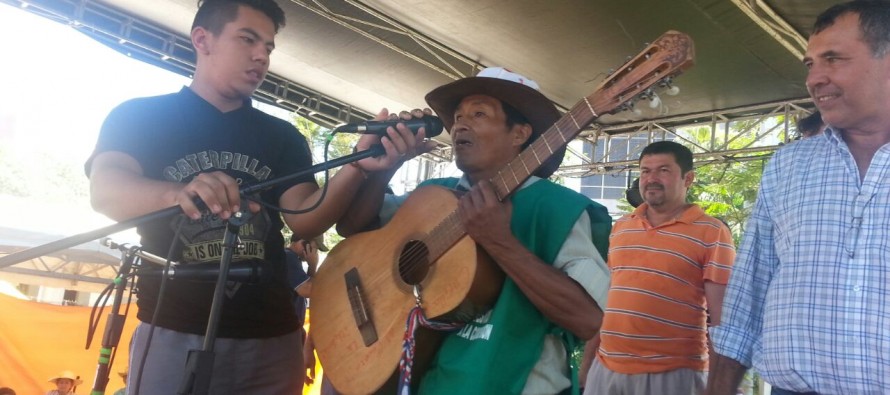 Indígena canta a la Marcha con canción histórica de Ligas Agrarias