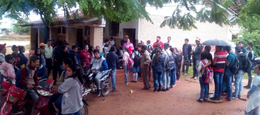 URGENTE: Estudiantes de Horqueta toman Colegio y logran salida de la Directora.