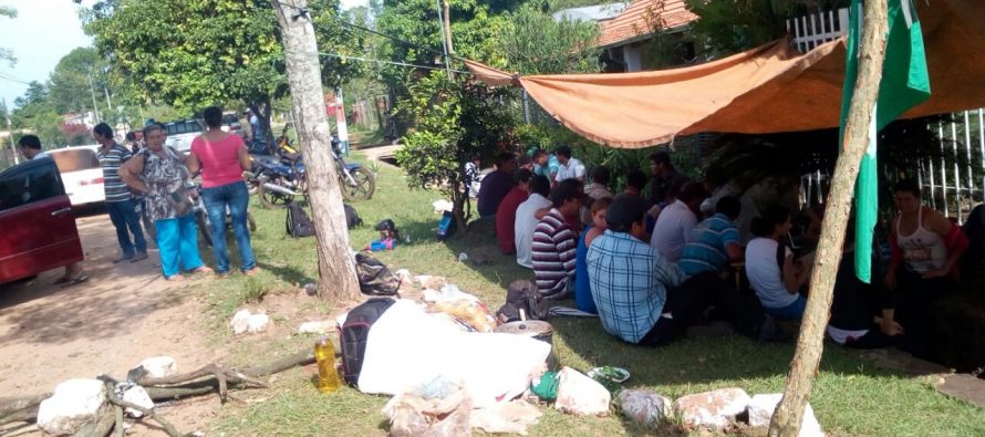 Labriegos acampan por tiempo indefinido frente a la municipalidad de Colonia Independencia