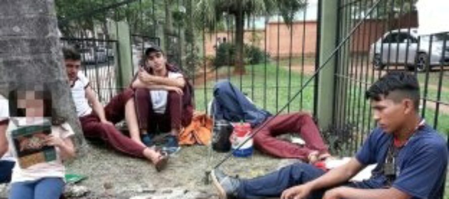 Estudiantes de Colegio Santa Lucía siguen encadenados por rejas del Indert