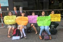 Feministas universitarias protestan frente al MEC
