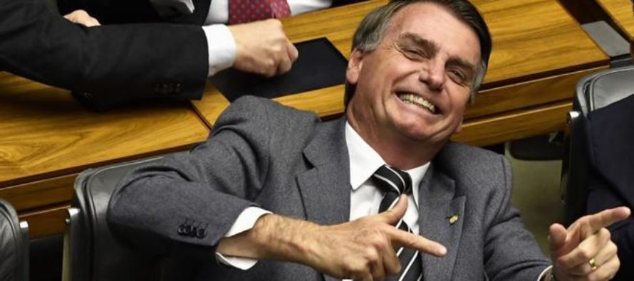 Bolsonaro avasalla soberanía paraguaya en Itaipú, sometiendo a Abdo Benítez.